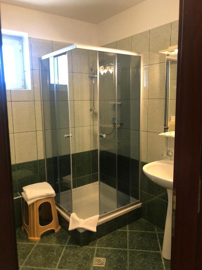 Pensiune Montana Curtea de Argeş Eksteriør billede